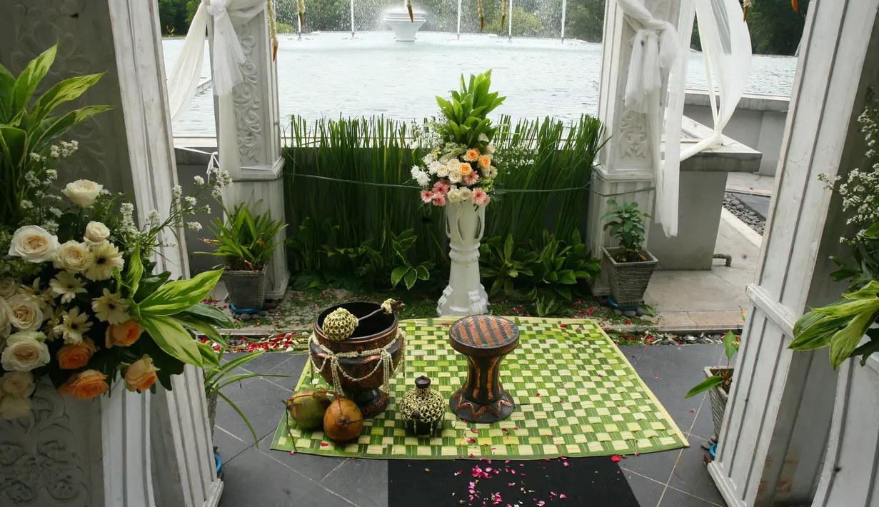 Lantunan ayat-ayat suci Al-quran terus terdengar. Tampak calon pengantin yang duduk di tengah begitu khusu ikut pengajian. Rasti tampil angun dengan busana yang dikenakan dengan dilengkapi tudung sebagai penutup kepala. (Nurwahyunan/Bintang.com)