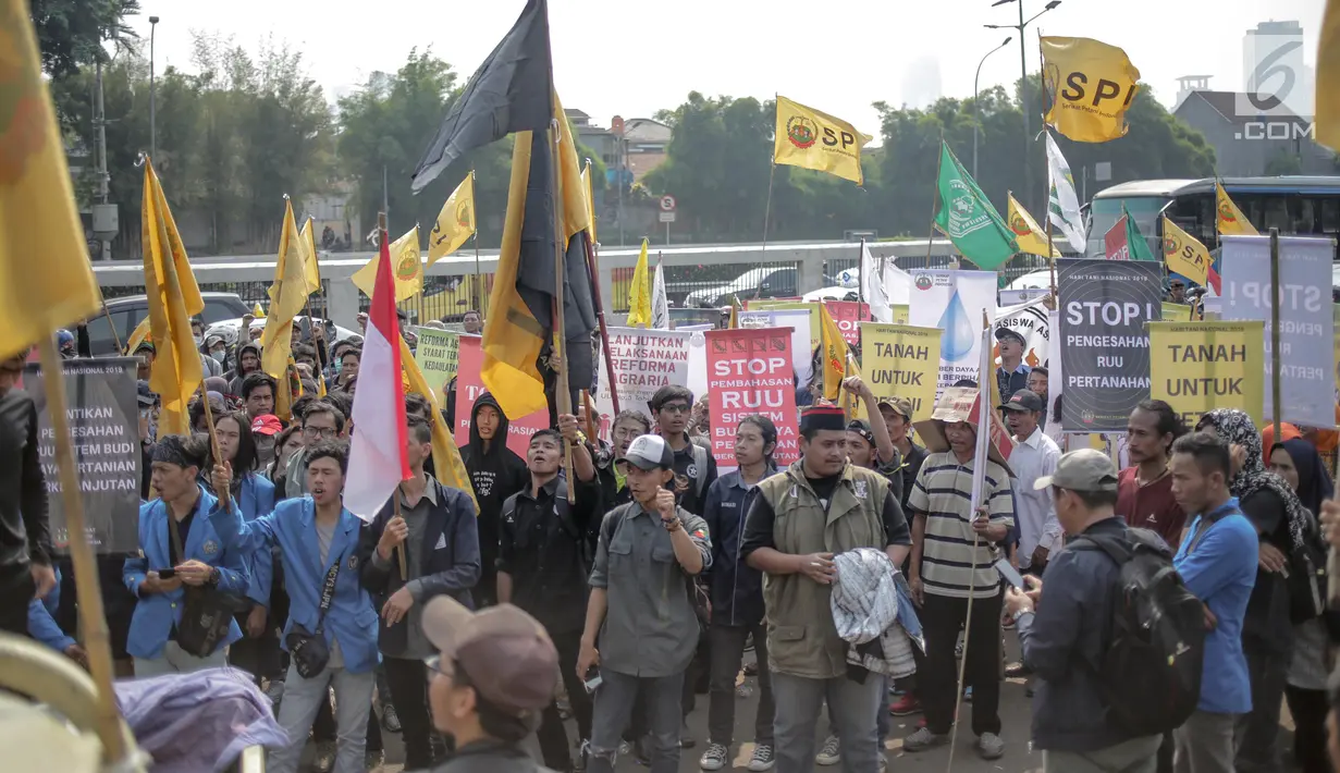 Massa yang tergabung dari Serikat Petani Indonesia (SPI) bersama mahasiswa menggelar aksi demo di depan gedung DPR/MPR RI, Jakarta, Selasa (24/9/2019). Dalam aksinya mereka menuntut DPR menghentikan pembahasan lima rancangan undang-undang yang menyangkut pertanian. (Liputan6.com/Faizal Fanani)