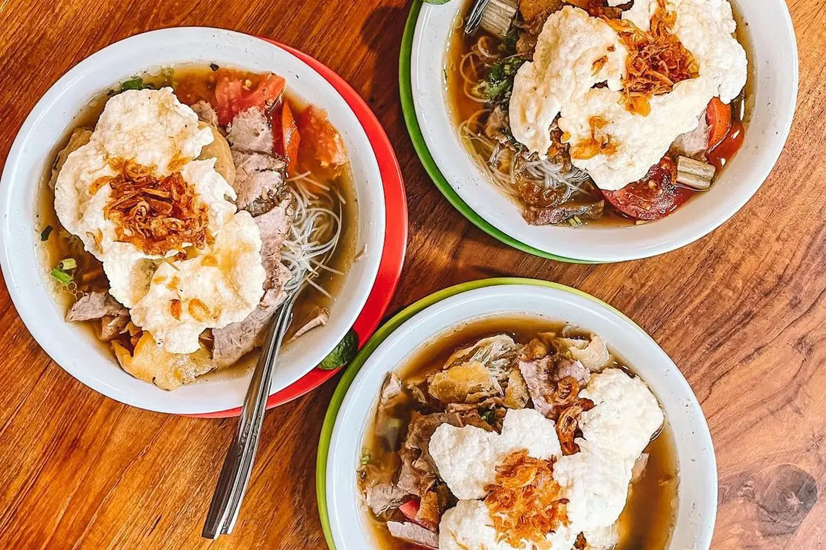 Tiga mangkuk soto mie Bogor dengan tetelan daging
