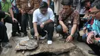 Plt Gubernur DKI Jakarta Sumarsono (baju putih) meninjau pembersihan gorong-gorong di Jalan Gatot Subroto, Jakarta Selatan, Jumat (10/3). Kawasan tersebut bagian dari lokasi ditemukan sampah kulit kabel di dalam gorong-gorong. (Liputan6.com/Yoppy Renato)