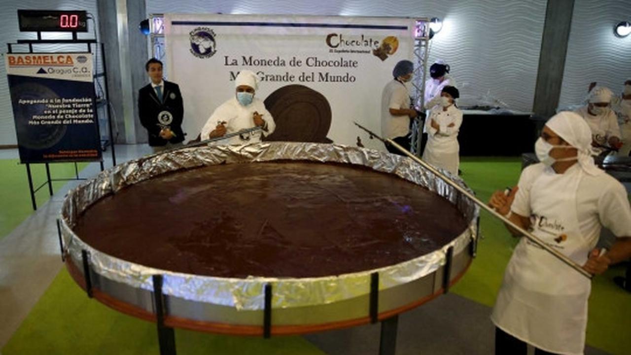 Cokelat koin raksasa seberat 1 ton pecahkan rekor dunia
