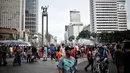 Warga beraktifitas ketika pelaksanaan Car Free Day (CFD) di Bundaran HI Jakarta, Minggu (30/12). Pelaksanaan CFD yang telah berlangsung selama 16 tahun itu untuk mengurangi tingkat polusi di Ibu Kota. (Liputan6.com/Faizal Fanani)