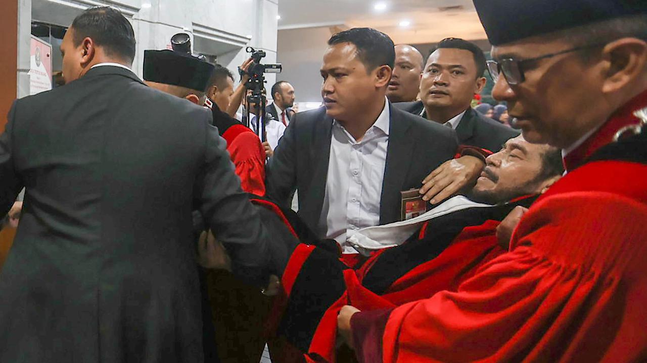 FOTO:  Detik Detik Anwar Usman Jatuh Pingsan di Gedung MK