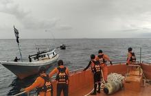 Tim SAR Berhasil Evakuasi Lima ABK KM Nurazizah di Perairan Gili Trawangan Lombok Utara