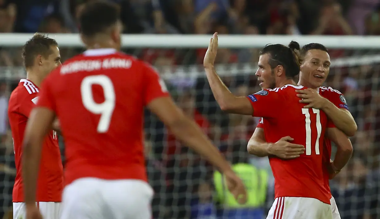 Gareth Bale dan para pemain Wales merayakan kemenangan atas Austria pada laga Group D kualifikasi Piala Dunia 2018 di Cardiff City Stadium, Cardiff, (2/8/2017). Wales menang 1-0.  (AFP/Geoff Caddick)