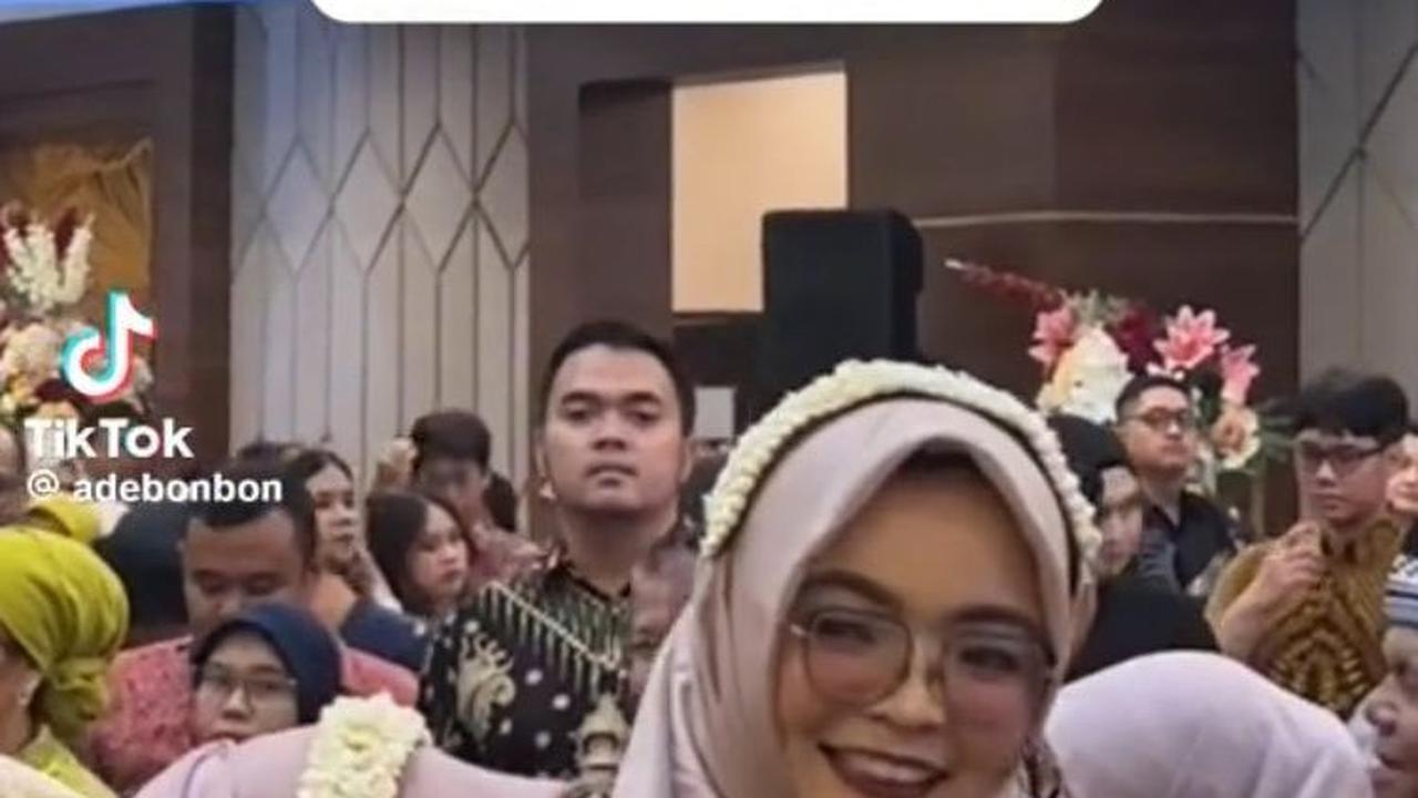 "Gimana rasanya gantiin (alm) mama di pelaminan pernikahan kakak sendiri?" tulisnya dalam video yang ia unggah.