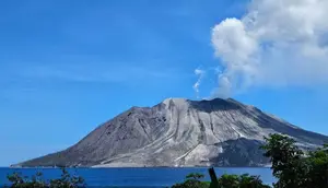 Kondisi visual Gunung Ruang di Kabupaten Kepulauan Sitaro, Sulut, pada Sabtu (18/5/2024).
