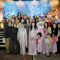 Intip gaya kaftan dari Kris Dayanti hingga Amora Lemos saat buka bersama keluarga besar (@krisdayantilemos)