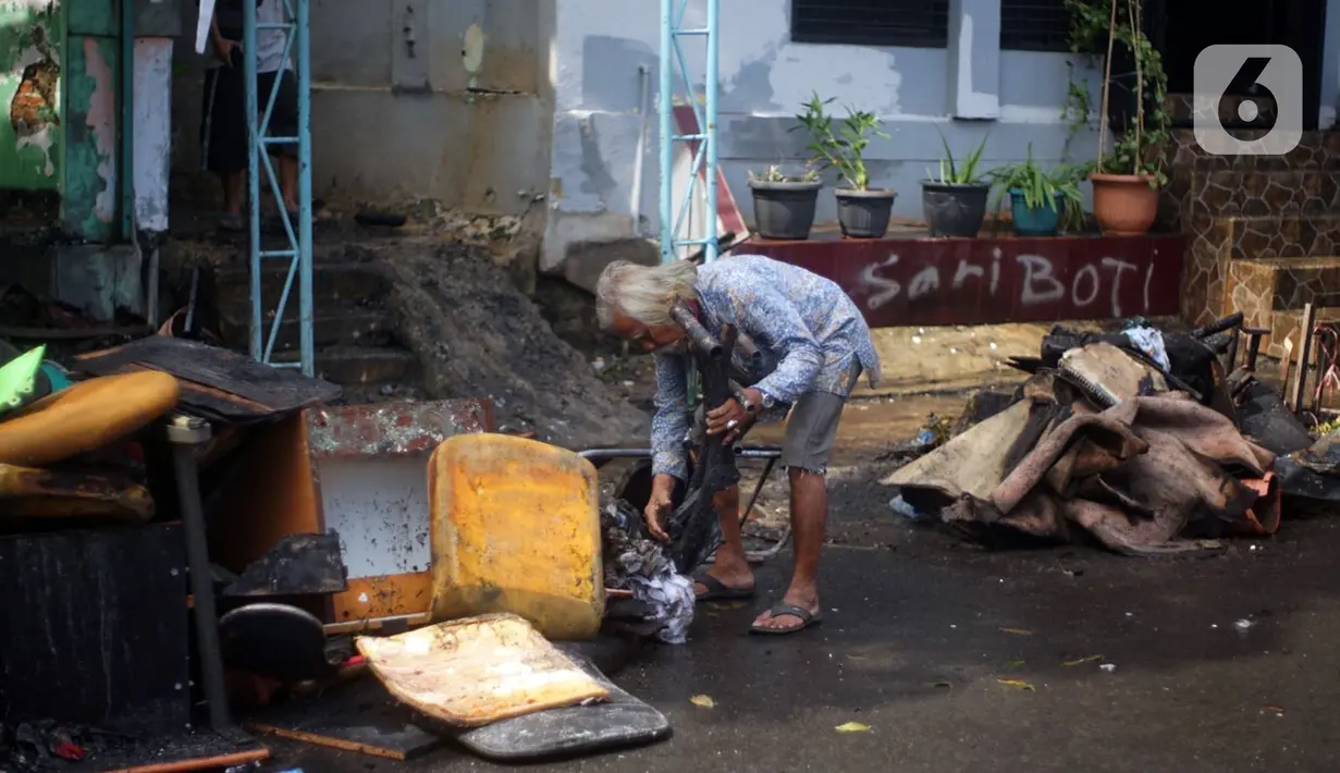 Warga mengais sisa kebakaran toko dan pemukiman di kawasan Manggarai, Jakarta, Selasa (7/7/2020). Tidak ada korban jiwa dalam peristiwa itu, namun akibat kebakaran sebanyak 40 bangunan yang didominasi toko mebel ludes terbakar. (Liputan6.com/Immanuel Antonius)