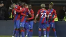 Para pemain tim Crystal Palace merayakan gol yang dicetak penyerang Wilfried Zaha (kanan) ke gawang Arsenal pada pertandingan lanjutan Liga Inggris di stadion Selhurst Park di London, Inggris, Selasa (5/4/2022). Crystal Palace menang telak atas Arsenal 3-0. (AP Photo/Ian Walton)