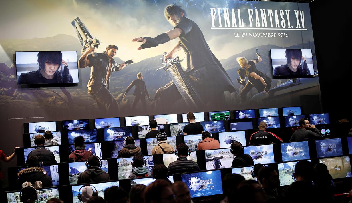 Para pengunjung saat unjuk kebolehan memainkan video game 'Final Fantasy XV' terbitan Square Enix saat acara Paris Games Week di Paris, Prancis (26/10). Paris Games Week diselenggarkan pada 27–31 October. (REUTERS/Benoit Tessier)