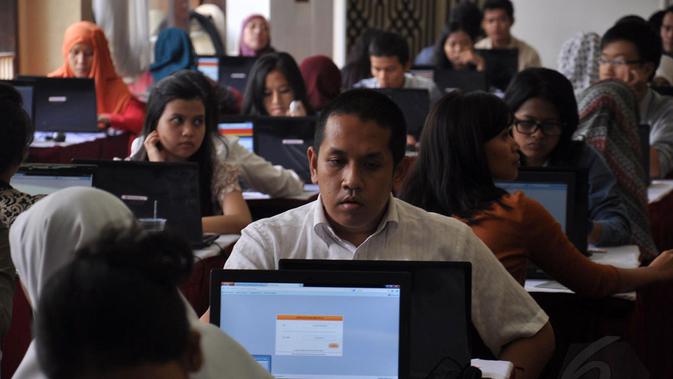 Beberapa peserta tes CPNS serius melakukan simulasi sistem tes seleksi CPNS berbasis online di Jakarta, (20/8/2014). (Liputan6.com/Miftahul Hayat)