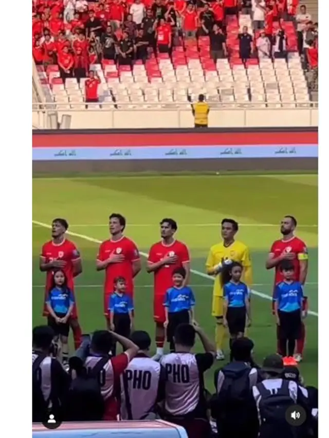 6 Potret Arsya Hermansyah Jadi Pendamping Garuda, Digandeng Nathan Tjoe-A-On