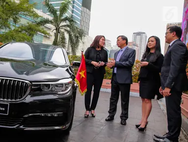 Presdir BMW Indonesia Karen Lim (kiri), Duta Besar Vietnam H.E. Dr. Hoang Anh Tuan (kedua kiri), Vice President Corcom BMW Jodie O'tania (kedua kanan) saat penyerahan mobil BMW Diplomatic Services di Jakarta, Selasa (10/10). (Liputan6.com/Faizal Fanani)