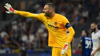 Samir Handanovic. Kiper Slovenia yang kini masih menjalani musim ke-10 bersama Inter Milan total telah tampil dalam 535 laga di Serie A Liga Italia dengan mencatat 151 kali clean sheet. Selain Inter, ia juga pernah memperkuat Treviso, Lazio dan Udinese di Serie A sejak 2004. (AFP/Miguel Medina)