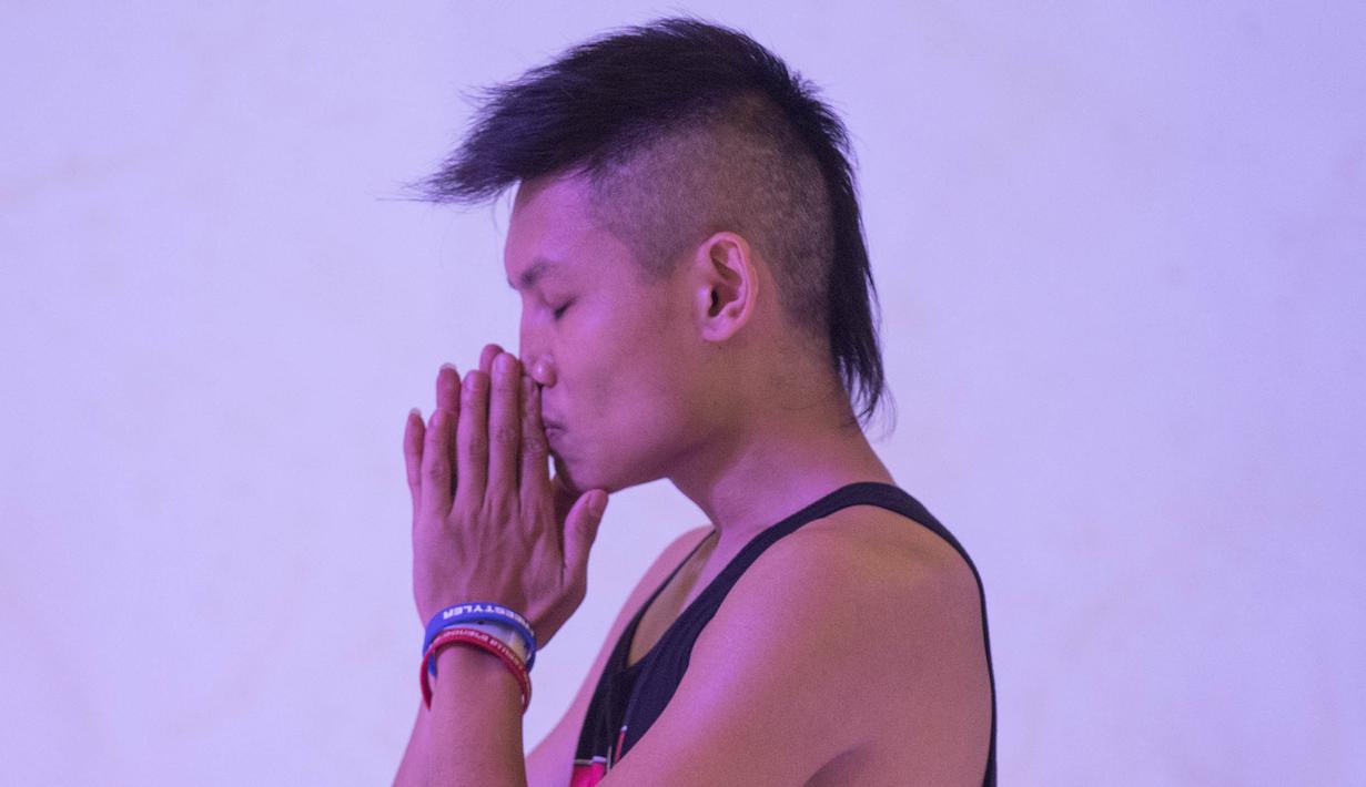 Freestyler, Mathias Andriyadi berdoa sebelum tanding pada final Indonesia Freestyle Football Championship 2015 di Mall Pluit Village, Jakarta, Sabtu (14/11/2015). (Bola.com/Vitalis Yogi Trisna)