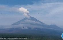 Gunung Semeru Erupsi Empat Kali dalam Sehari, Kolom Letusan Capai 1 Kilometer