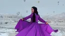 Selain gaun merah, Ria Ricis juga tampak mengenakan gaun warna ungu. (Instagram/riarics1975).