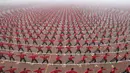 Para siswa beraksi dalam upacara pembukaan tim sepak bola sekolah bela diri Shaolin Tagou di Dengfeng, Provinsi Henan, Tiongkok, (10/11/2015). (Reuters/China Daily). 