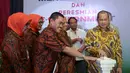 Menteri Desa, PDTT,  Marwan Jafar (kanan) meluncurkan e-goverment dan buku "Transmigrasi Menggapai Cita" di Kantor Kementerian Desa, PDTT, Jakarta, Selasa (19/1/2016). (Foto: Wahyu Wening/Humas Kemendes, PDTT) 