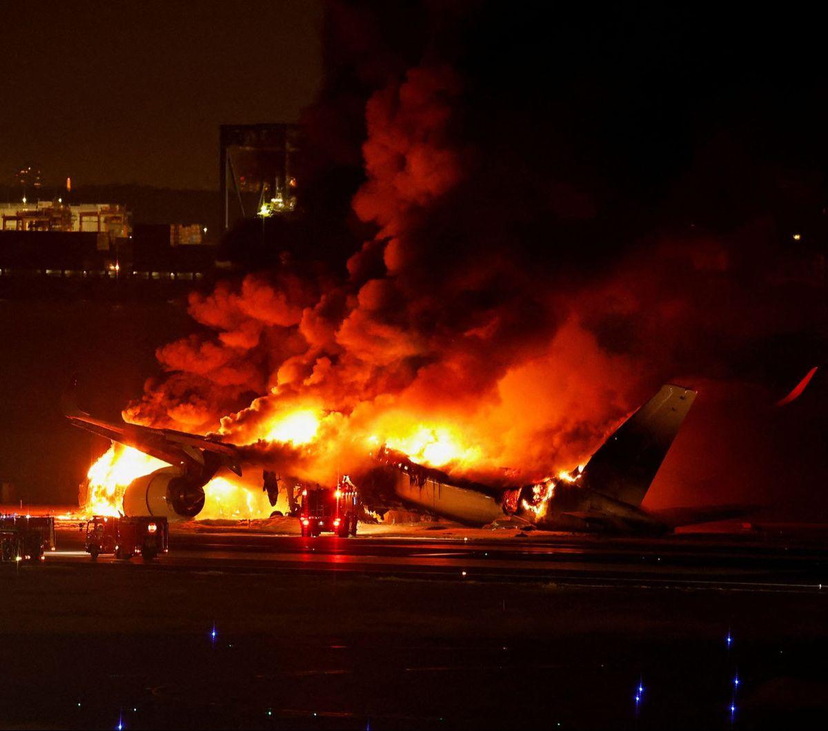 Pesawat Airbus A350 milik maskapai Japan Airlines terbakar hebat di Bandara Haneda, Tokyo, Jepang, pada Selasa (2/1/2024). Kebakaran dahsyat itu terjadi setelah pesawat Japan Airlines mengalami tabrakan dengan sebuah pesawat Penjaga Pantai Jepang atau The