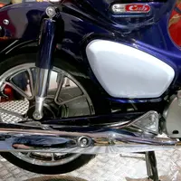 Desain mesin dan knalpot yang memanjang pada sepeda motor Honda Super Cub C125 saat dipamerkan di Gaikindo Indonesia International Auto Show (GIIAS) 2018 di ICE BSD, Tangsel, Jumat (3/8). (Liputan6.com/Fery Pradolo)