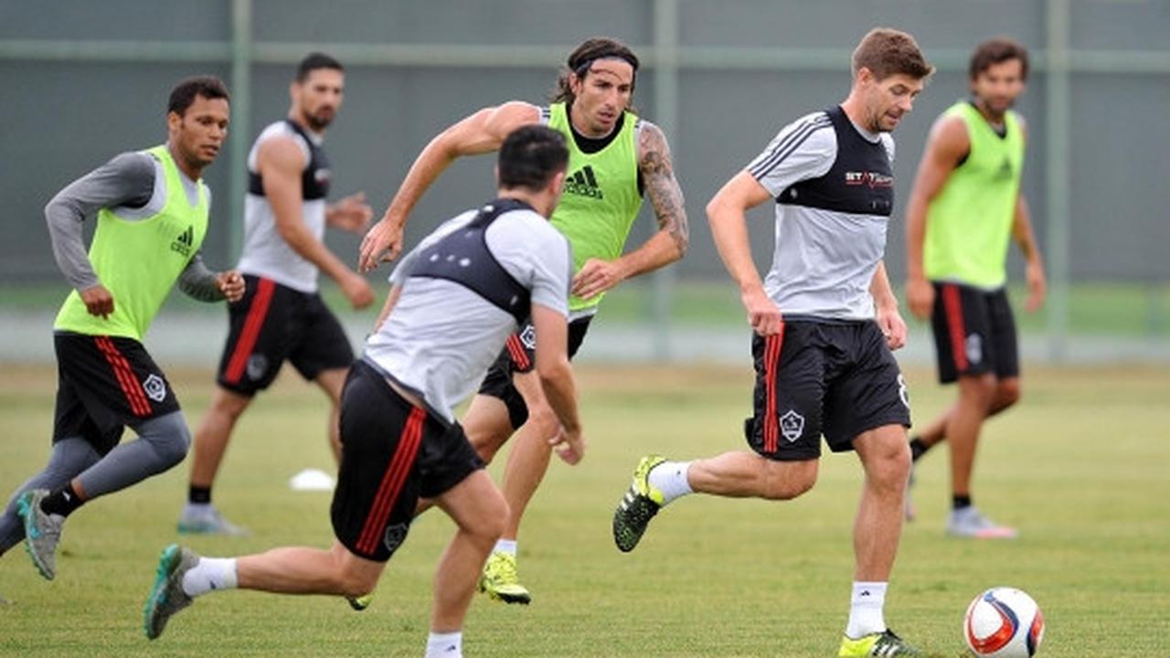 Steven Gerrard pamer jersey LA Galaxy