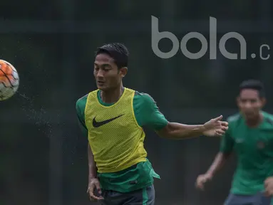 Gelandang Arema FC, Nasir, berusaha menyundul bola saat mengikuti seleksi Timnas Indonesia U-22 di Lapangan SPH Karawaci, Banten, Rabu (22/2/2017). (Bola.com/Vitalis Yogi Trisna)