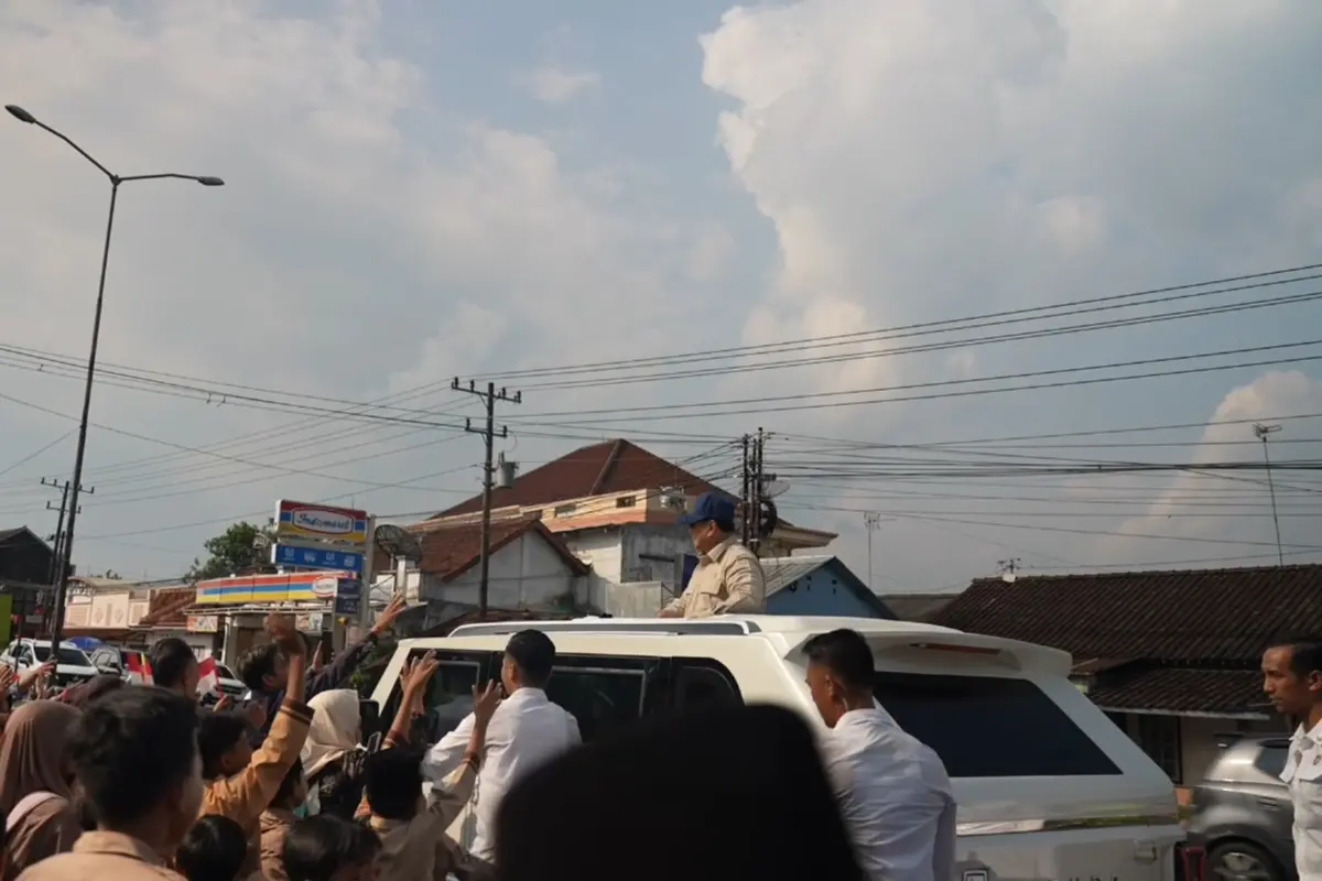 Presiden RI Prabowo Subianto menyapa warga saat iring-iringan kendaraan kepresidenan melintasi wilayah Magelang, Jawa Tengah (Jateng), Sabtu 18 April 2026.