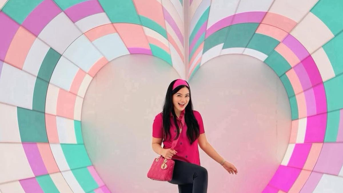 Tampilan Playful Titi Kamal dan Ririn Ekawati saat Main Sepatu Roda Bersama, Titi Kembali Jadi Maura di Film AADC