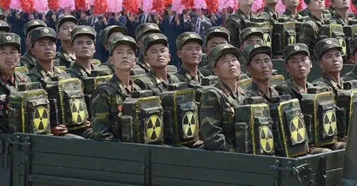 Pasukan tas punggung berlambang nuklir. (Sumber Korean Central News Agency)