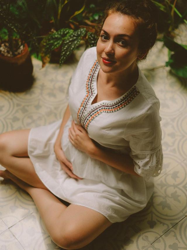 5 Pemotretan Rianti Cartwright Rayakan Tujuh Bulan Kehamilan di Tengah Pandemi