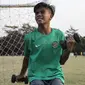 Gelandang Timnas Indonesia U-16, David Maulana, melakukan pendinginan usai melawan Kabomania U-17 pada laga uji coba di Stadion Atang Sutresna, Jakarta Timur, Jumat (8/9/2017). Timnas U-16 menang 6-1 atas Kabomania U-17. (Bola.com/Vitalis Yogi Trisna)