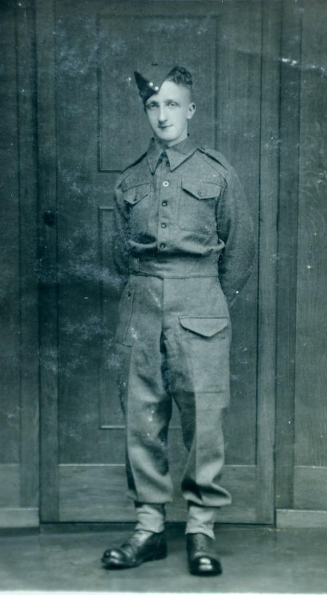 Kakek Roy saat menjadi tentara | Photo: Copyright metro.co.uk