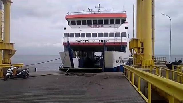 Armada kapal Feri di Pelabuhan Jangkar Situbondo (Istimewa)