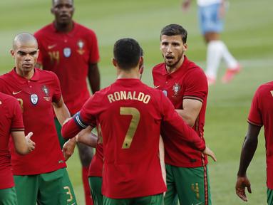 Para pemain Portugal merayakan gol kedua ke gawang Israel yang dicetak striker Cristiano Ronaldo (tengah) dalam laga uji coba menjelang Euro 2020 di Jose Alvalade Stadium, Lisbon, Rabu (9/6/2021). Portugal menang 4-0 atas Israel. (AP/Armando Franca)