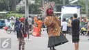 Warga memotret Ondel-ondel saat Car Free Day di Jakarta, Minggu (1/5). Meskipun bertepatan dengan peringatan Hari Buruh International tidak mempengaruhi masyarakat untuk menikmati CFD. (Liputan6.com/Angga Yuniar)