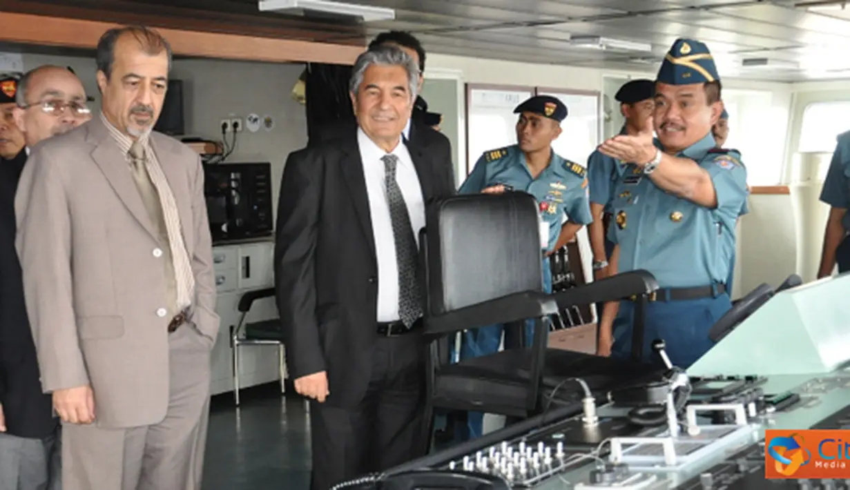 Citizen6, Tanjung Priok: Pangkolinlamil Laksda TNI S.M. Darojatim menerima kunjungan Ghulam Sakhi Ghairat, Dubes LBBP Republik Islam Afghanistan bertempat di Gedung Laut Nusantara Mako Kolinlamil, Tanjung Priok, Jakarta, Jumat (31/8). (Pengirim: Dispenkol