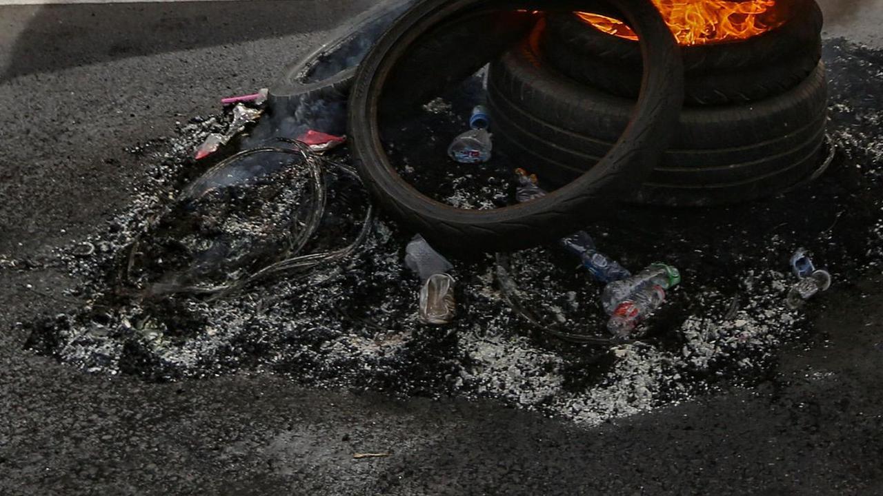 FOTO: Tuntut Jokowi Dimakzulkan, Pengunjuk Rasa Tolak Pemilu Curang Bakar Ban di Gedung DPR