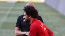Pemain timnas Mesir Mohamed Salah bersama tim kesehatan melatih bahunya selama sesi pelatihan di stadion Akhmat Arena di Grozny (12/6). Meski masih dibekap cedera bahu, Salah tetap optimis dapat tampil di Piala Dunia 2018 Rusia. (AFP Photo/Karim Jaafar)