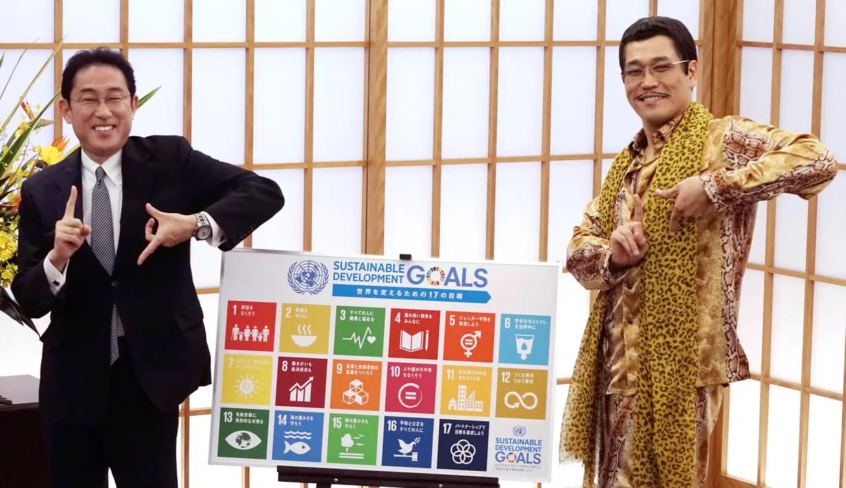 Menteri Luar Negeri Fumio Khisida (kiri) dan Pikotaro berpose membentuk angka 1 dan 7 saat berkunjung ke Kementerian, Tokyo, Rabu (12/7). (AP/Eugene Hoshiko)