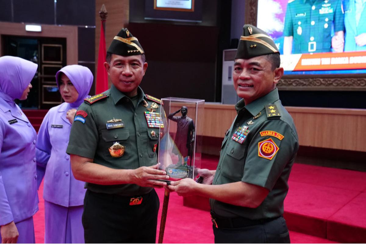 Letjen Djaka Budi Utama dan Panglima TNI Agus Subiyanto
