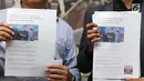 Bukti dugaan pelanggaran pemilu diperlihatkan jelang pembuatan pengaduan di Gedung Bawaslu, Jakarta, Kamis (18/10). Mereka melaporkan dugaan pelanggaran pemilu oleh menteri Luhut Binsar Pandjaitan dan Sri Mulyani. (Liputan6.com/Helmi Fithriansyah)