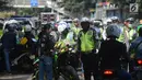 Polisi lalu lintas menggelar razia atau yang disebut Operasi Patuh Jaya 2018 di Jalan DI Panjaitan, Jakarta Timur, Jumat (27/4). Operasi ini bertujuan untuk menertibkan pengendara motor maupun mobil terhadap aturan lalu lintas. (Merdeka.com/Imam Buhori)