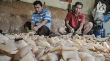 Pekerja menyelesaikan pembuatan kerupuk kulit di industri rumahan kawasan Bogor, Jawa Barat, Minggu (26/9/2021). Pelaku usaha kerupuk kulit mengaku permintaan kerupuk kulit mengalami penurunan hingga 50 persen akibat Pemberlakuan Pembatasan Kegiatan Masyarakat (PPKM). (merdeka.com/Iqbal S Nugroho)