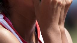 Putri Ni Made Arianti pelari Indonesia berhasil meraih medali perak di cabang para atletik nomor lari 400 meter T13 pada Asian Para Games 2018, di Stadion Utama Gelora Bung Karno Jakarta, Kamis(11/10/2018).  (Bola.com/Peksi Cahyo)