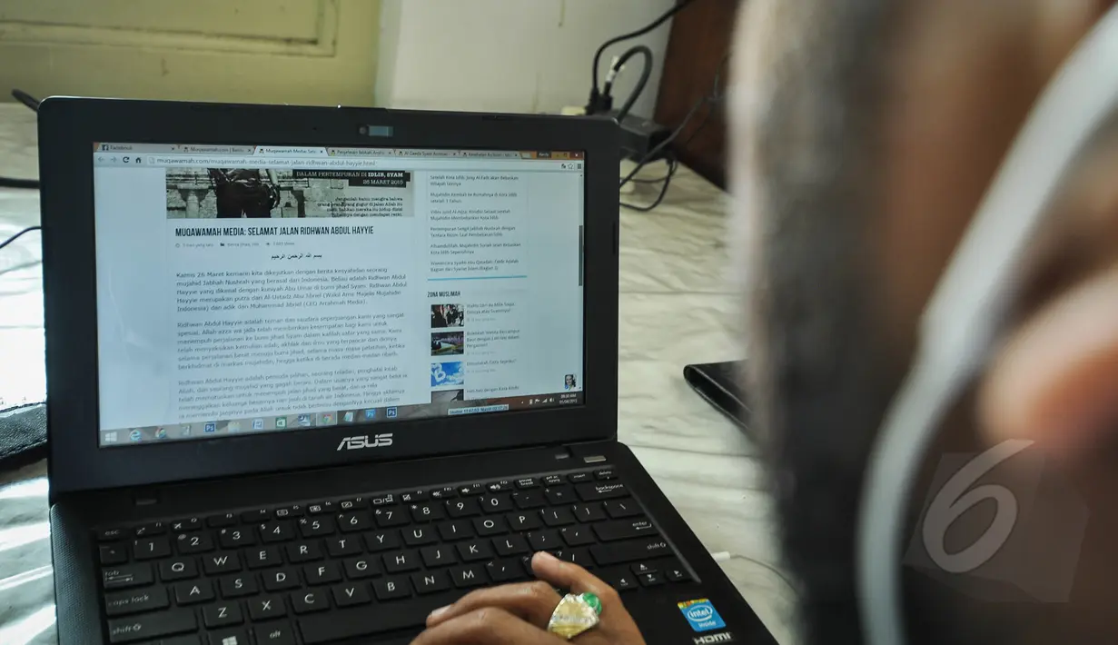 Warga membuka salah satu website yang belum diblokir oleh Kemkominfo di Jakarta, Rabu (1/4/2015). Kemkominfo memblokir 22 situs/website bernuansa radikal yang diadukan oleh Badan Nasional Penanggulangan Terorisme (BNPT). (Liputan6.com/Faizal Fanani)