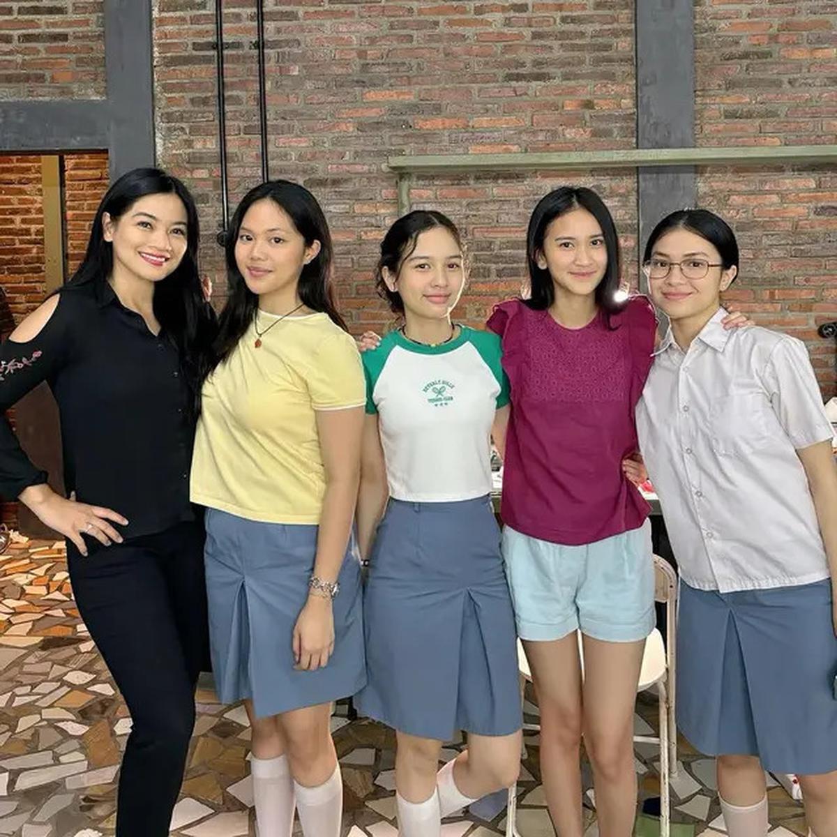 6 Potret Pemain AADC ke Lokasi Syuting Rangga &amp; Cinta, Nostalgia 23 Tahun Lalu