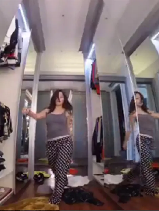 Tarian-tarian gemulai hingga bertenaga ia tampilkan dengan iringan musik dari Fetty Wap (Feat Remmy Boyz). (Via Instagram/@nikitawillyofficial94)