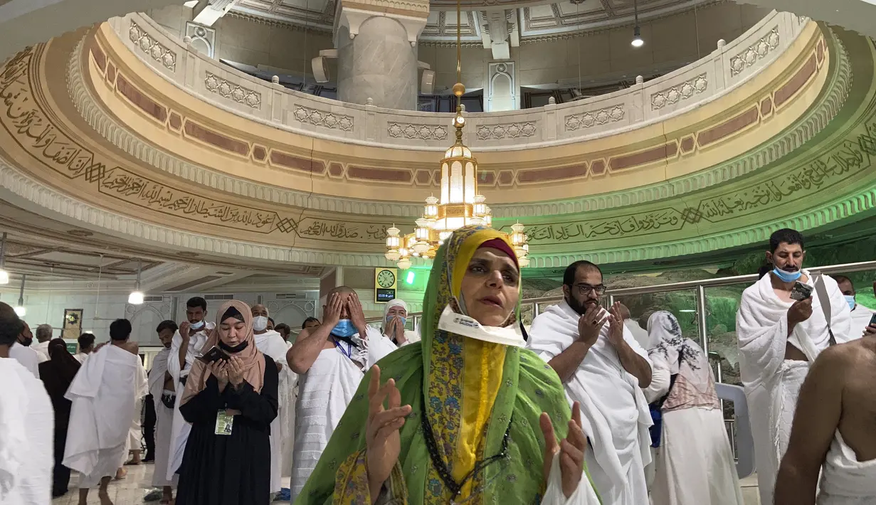 Jemaah Muslim berdoa di Masjidil Haram selama Umrah, di kota suci Muslim Mekkah, Arab Saudi, Minggu  (6/3/2022). Arab Saudi mengambil kebijakan untuk mengakhiri semua pembatasan Covid-19 termasuk kebijakan jaga jarak dan menggunakan masker di luar ruangan. (AP Photo/Amr Nabil)